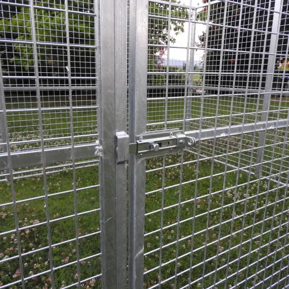 Fermeture avec cadenas de l’enclos pour chien et autres animaux