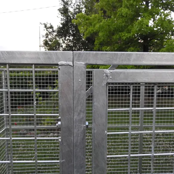 Fixation des panneaux de l’enclos pour chien et autres animaux