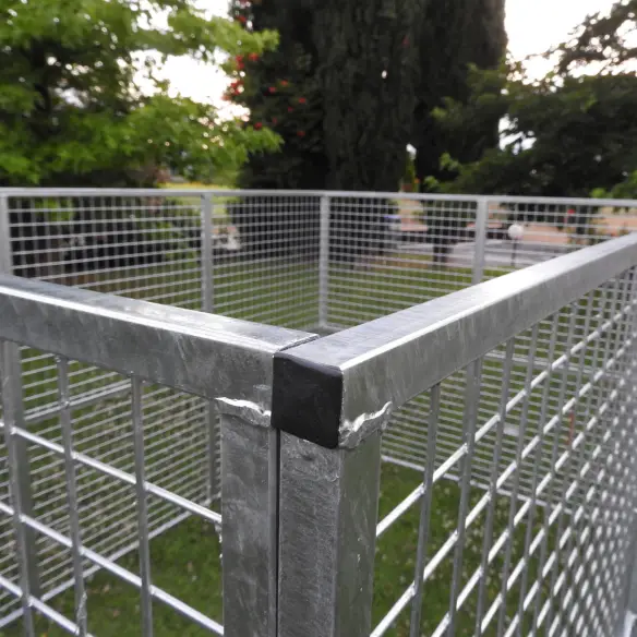 Fixation des panneaux de l’enclos pour chien et autres animaux