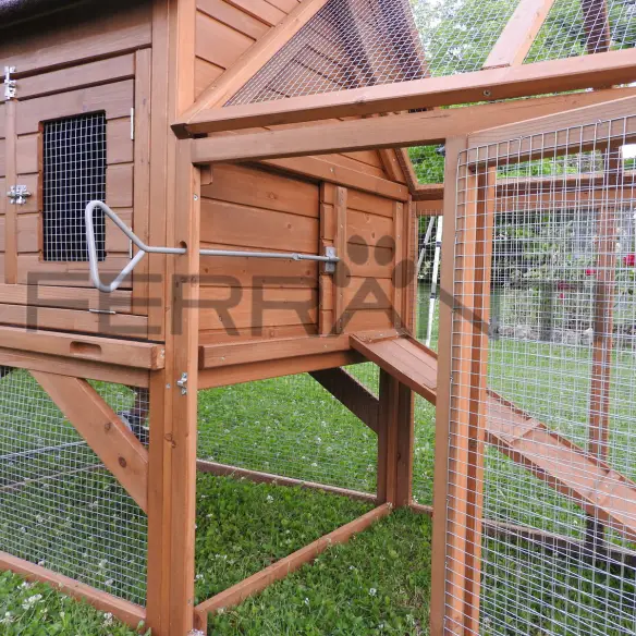 Intérieur du poulailler avec levier d’ouverture