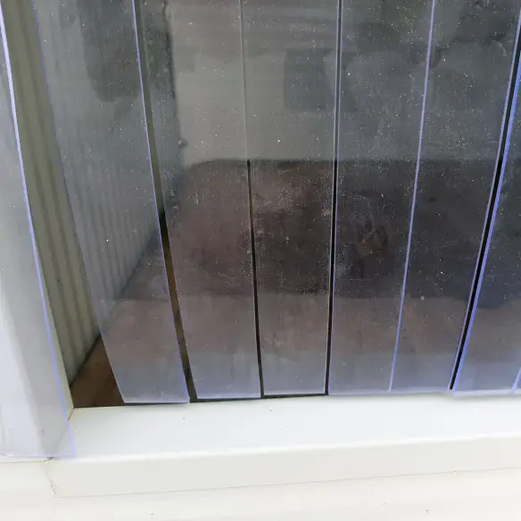 Détail de rideau pour niche en PVC