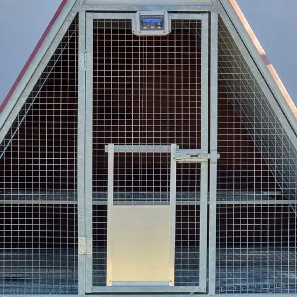 Ouvre-porte automatique monté avec porte fermée pour poulailler