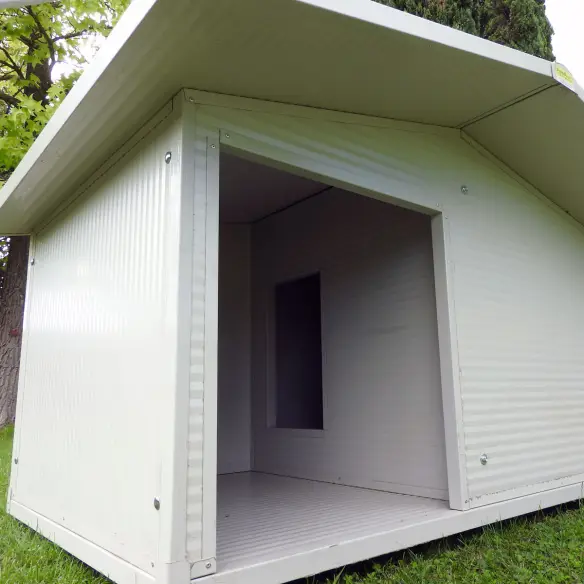 Intérieur de niche pour chien modèle Véranda isolée