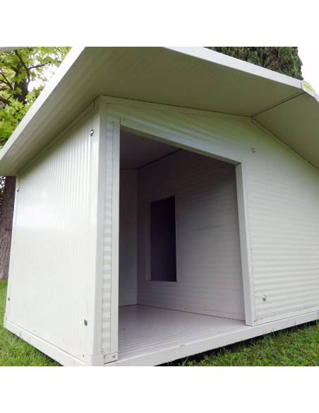 Intérieur de niche pour chien modèle Véranda isolée