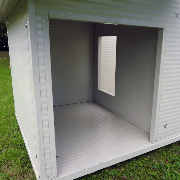 Intérieur de niche pour chien modèle Véranda isolée
