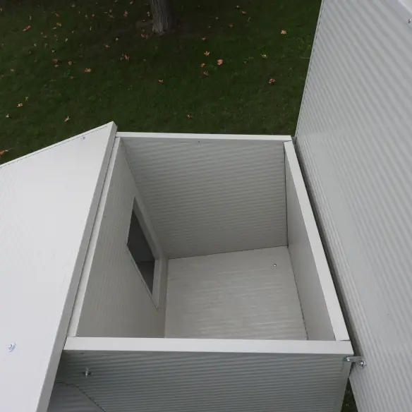 Intérieur de niche pour chien modèle Véranda isolée