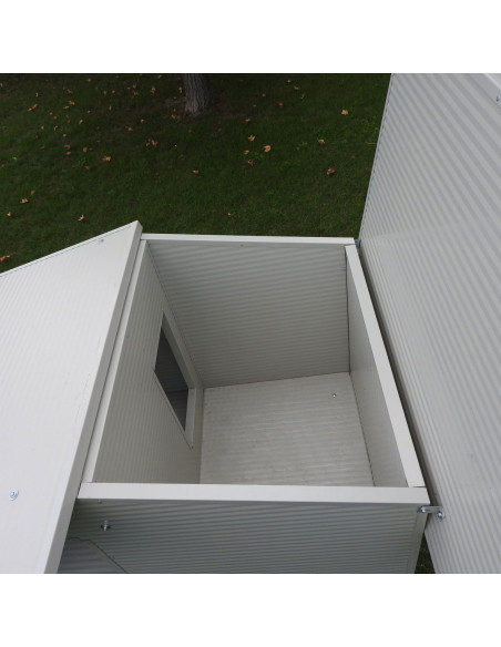 Intérieur de niche pour chien modèle Véranda isolée