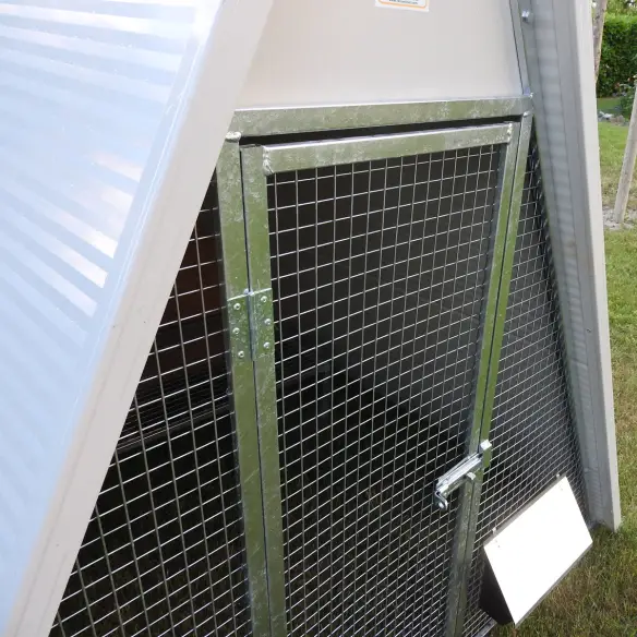 Porte du poulailler à terre isolé pour l’hiver