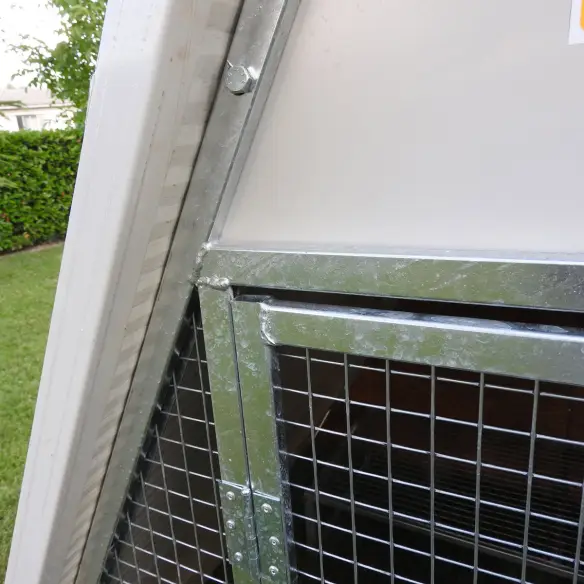 Porte du poulailler à terre isolé pour l’hiver