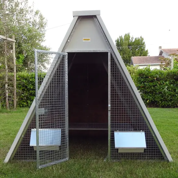 Porte du poulailler à terre isolé pour l’hiver