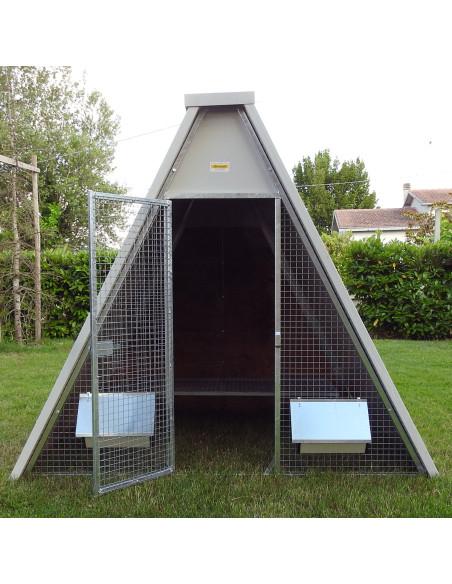 Porte du poulailler à terre isolé pour l’hiver