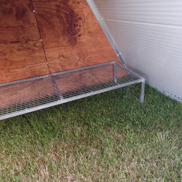 Intérieur du poulailler à terre isolé avec perchoir