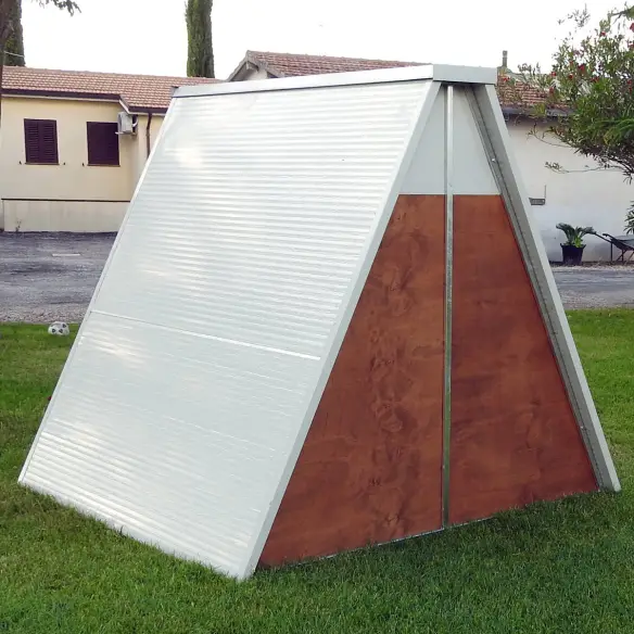 Arrière du poulailler à terre isolé pour l’hiver