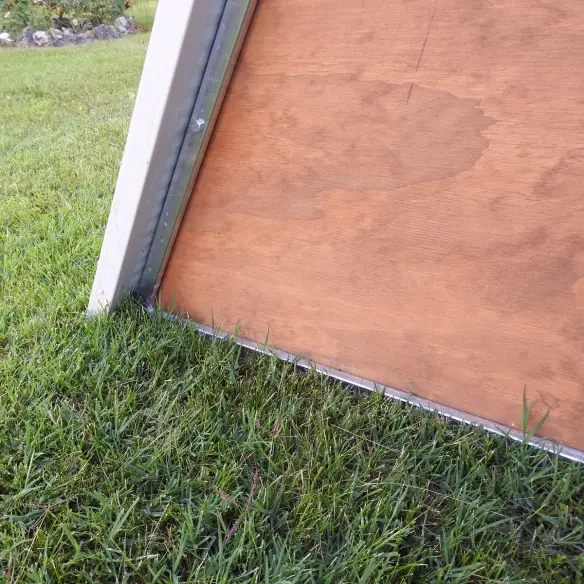 Arrière du poulailler à terre isolé pour l’hiver