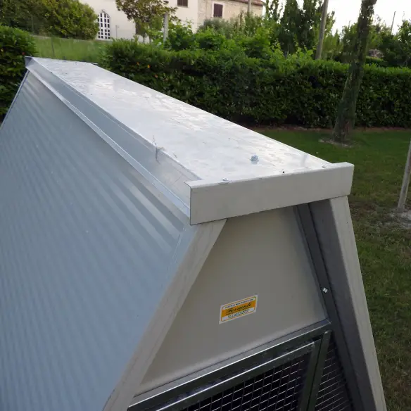 Toit du poulailler à terre isolé pour l’hiver