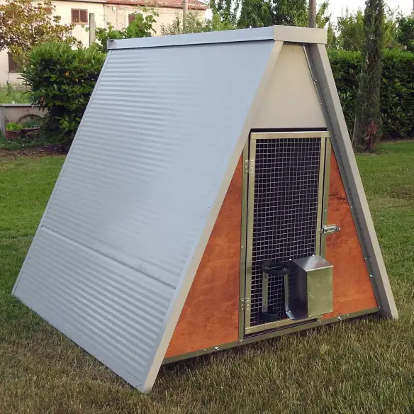 Petit poulailler isolé pour l’hiver pour 8 poules avec fond surélevé