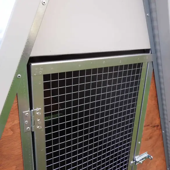 Entrée et fond surélevé du petit poulailler isolé pour 8 poules