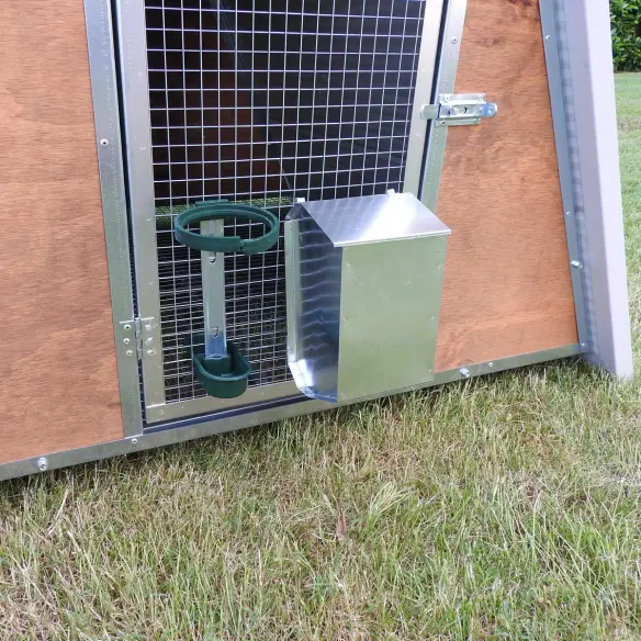 Mangeoire et abreuvoir du petit poulailler isolé pour l’hiver