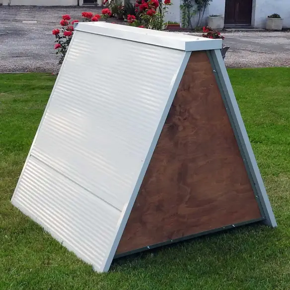 Arrière du petit poulailler isolé pour l’hiver pour 8 poules