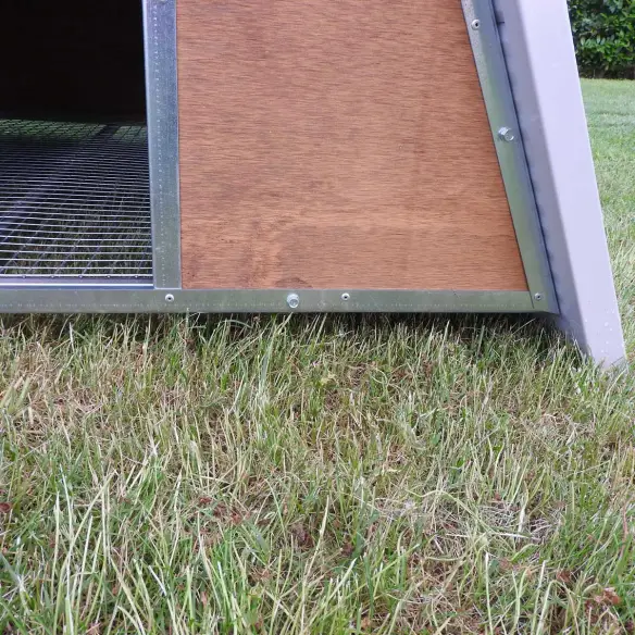 Entrée et fond surélevé du petit poulailler isolé pour 8 poules