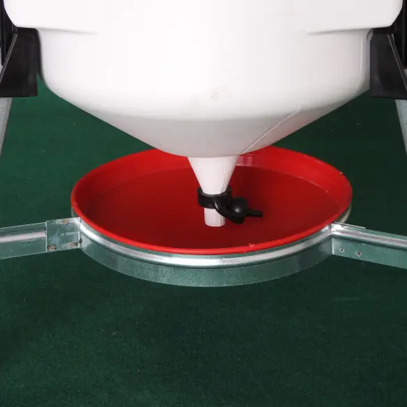 Détail de l’abreuvoir 30 litres avec réservoir sur pieds pour poules