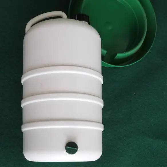 Détail de l’abreuvoir 22 litres avec réservoir pour poules