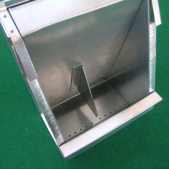 Mangeoire avec fond perforé pour poules et lapins modèle petit