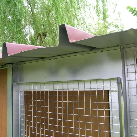 Porte de l’abri extérieur en bois pour chat