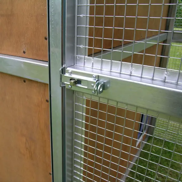 Porte de l’abri extérieur en bois pour chat