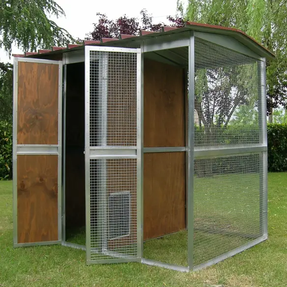 Intérieur de l’abri extérieur en bois pour chat