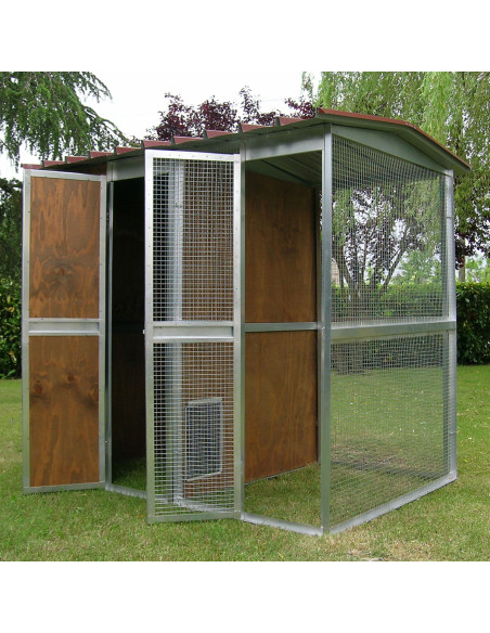 Intérieur de l’abri extérieur en bois pour chat