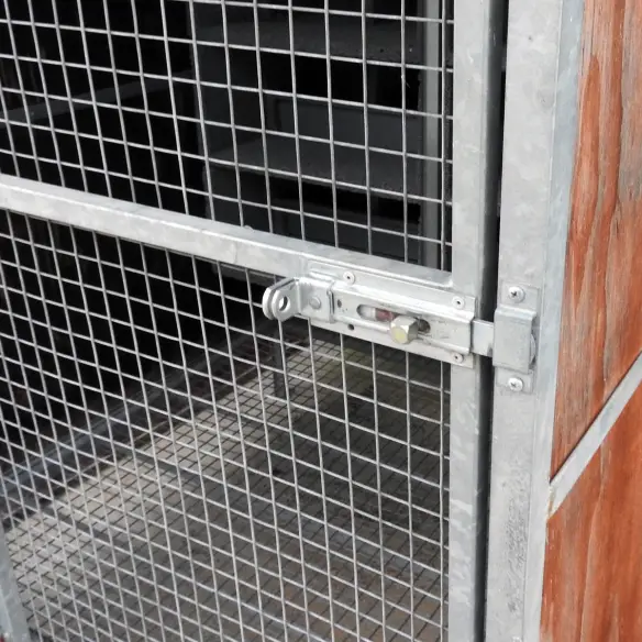 Fermeture avec cadenas du pigeonnier volière pour pigeons