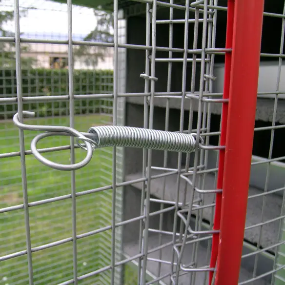 Porte d’accès du pigeonnier volière pour pigeons
