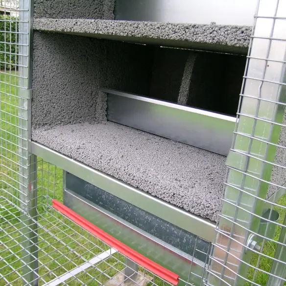 Nids avec plaque amovible dans pigeonnier volière