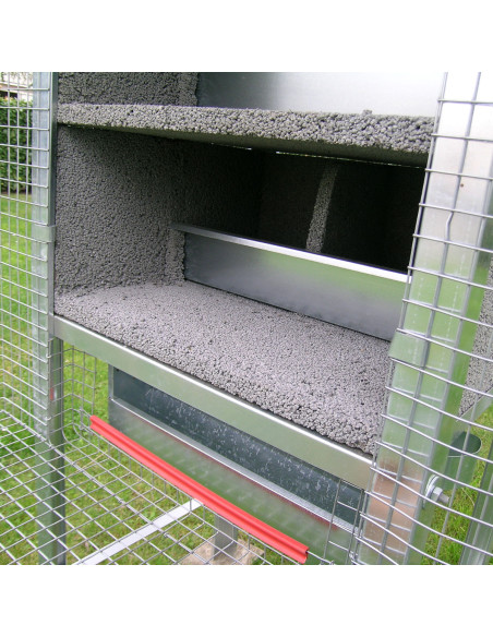 Nids avec plaque amovible dans pigeonnier volière