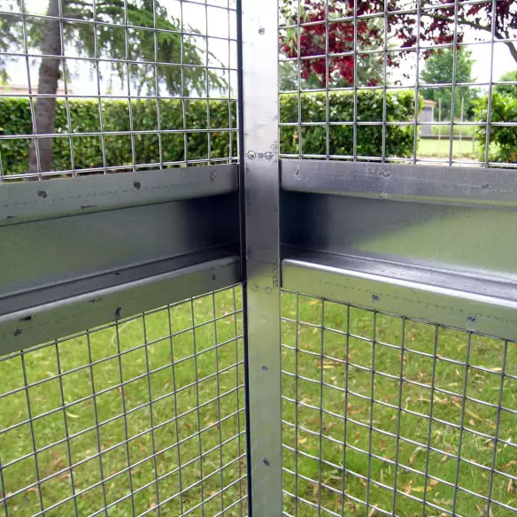Fixation des panneaux de la volière extérieure pour oiseaux