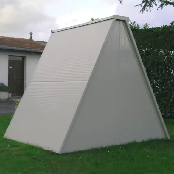 Arrière de l’abri isolé pour animaux de ferme