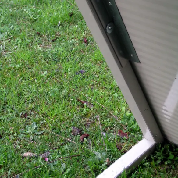 Entrée de l’abri isolé pour chèvre mouton et cochon