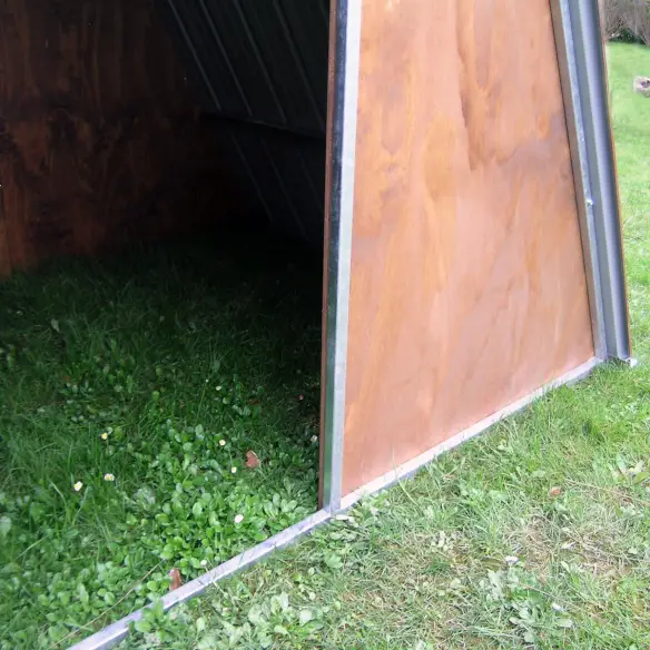 Intérieur de l’abri en tôle pour animaux de ferme