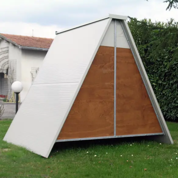 Arrière du poulailler surélevé isolé pour l’hiver