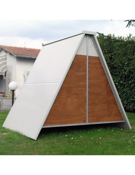 Arrière du poulailler surélevé isolé pour l’hiver Arrière du poulailler surélevé isolé pour l’hiver