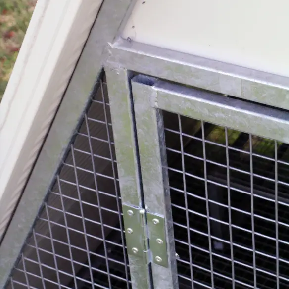 Charnière de la porte du poulailler surélevé isolé