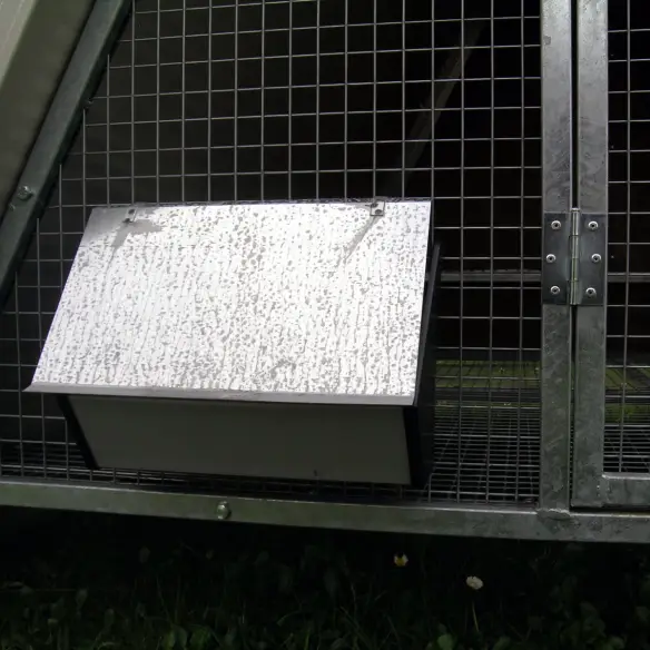 Mangeoire et abreuvoir du poulailler surélevé isolé pour l’hiver