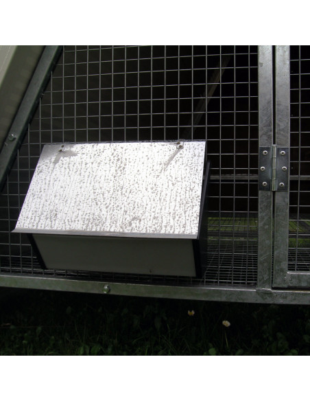 Mangeoire et abreuvoir du poulailler surélevé isolé pour l’hiver Mangeoire et abreuvoir du poulailler surélevé isolé pour l’hiver