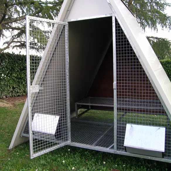 Porte du poulailler surélevé isolé pour poules