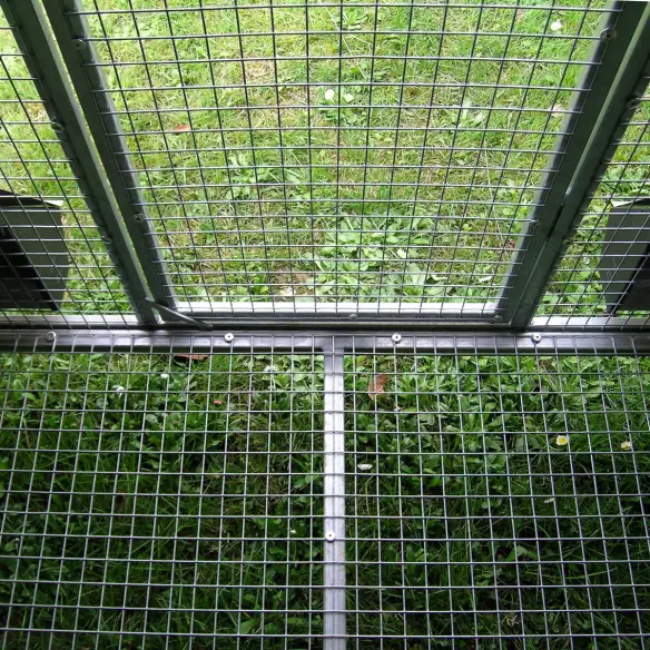 Fond surélevé du poulailler surélevé isolé pour poules