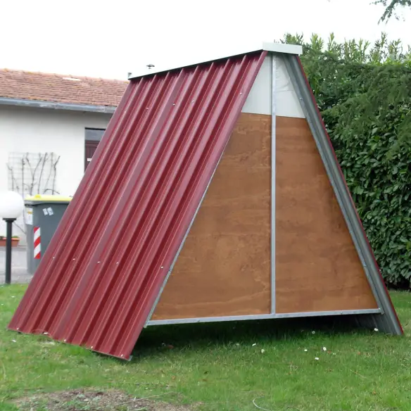 Arrière du poulailler surélevé avec fond grillagé