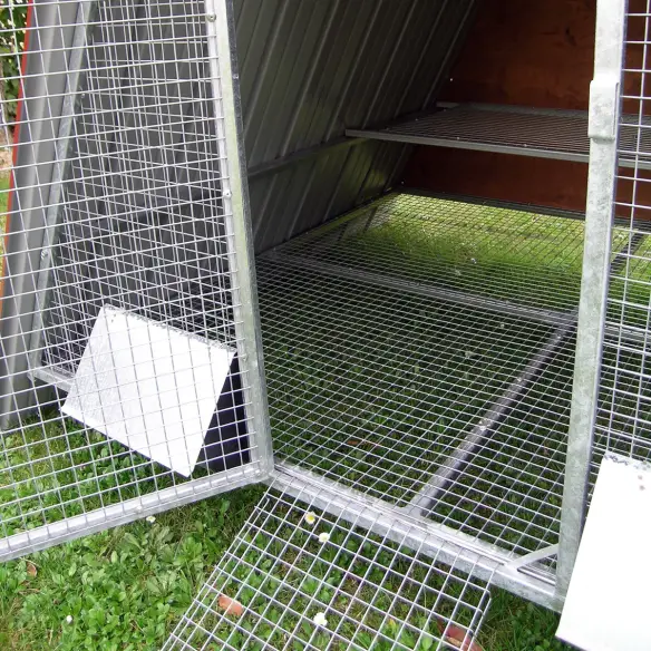 Fond grillagé du poulailler surélevé pour poules