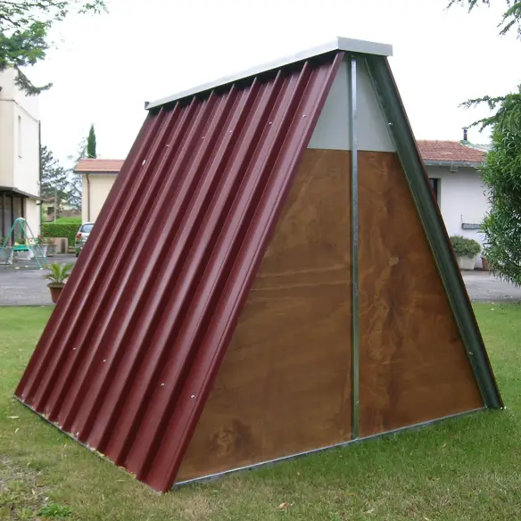 Arrière du poulailler à terre pour poules