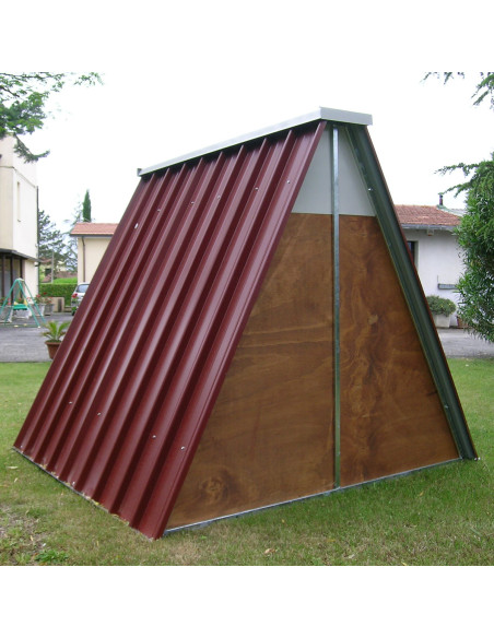 Arrière du poulailler à terre pour poules Arrière du poulailler à terre pour poules